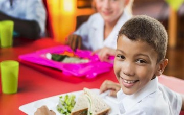 أربع خطوات أساسية لتغذية الطفل الصائم